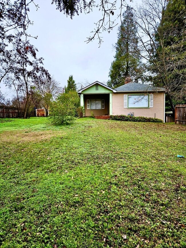 Building Photo - 868 NE A St