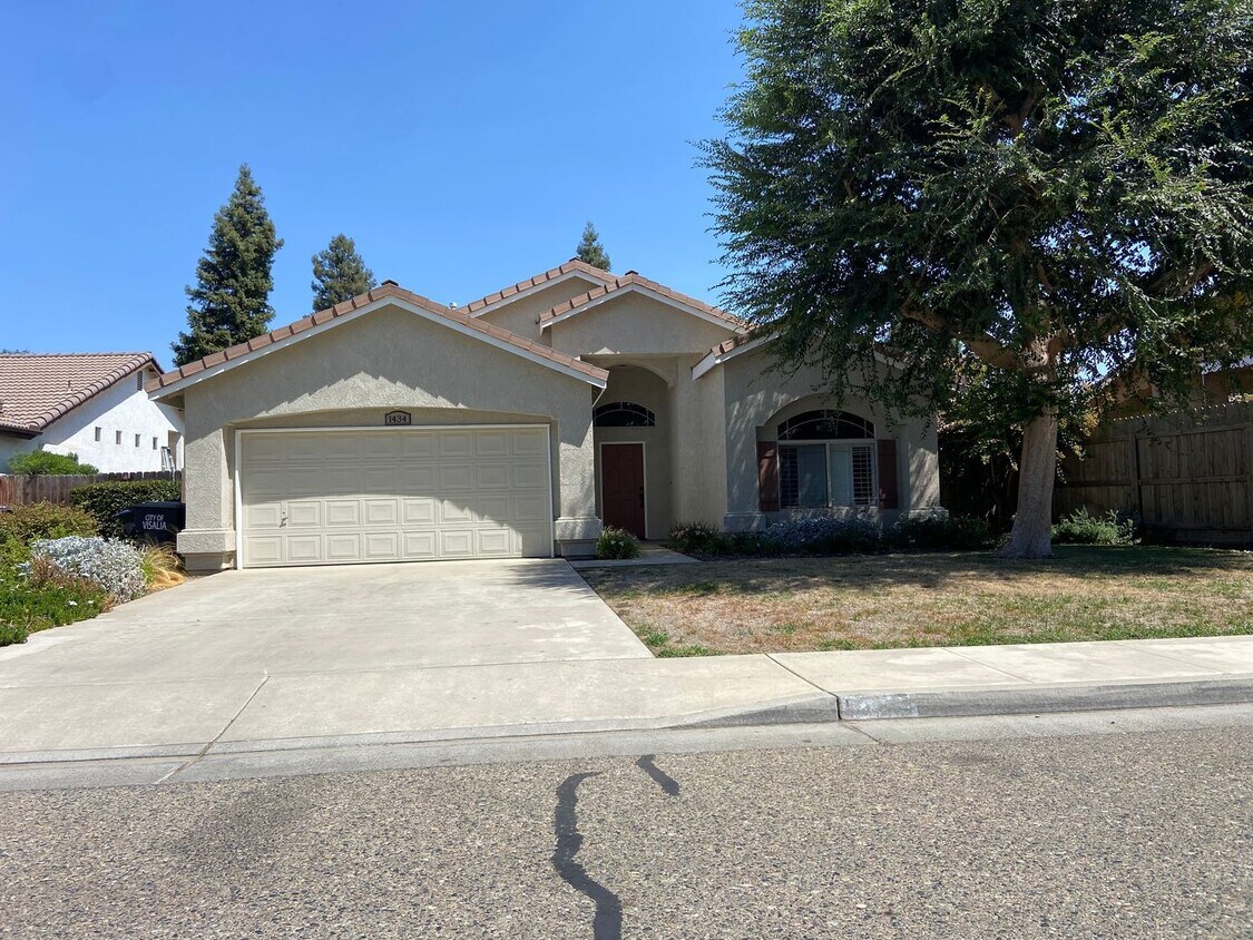 Primary Photo - SE Visalia home Available Now!