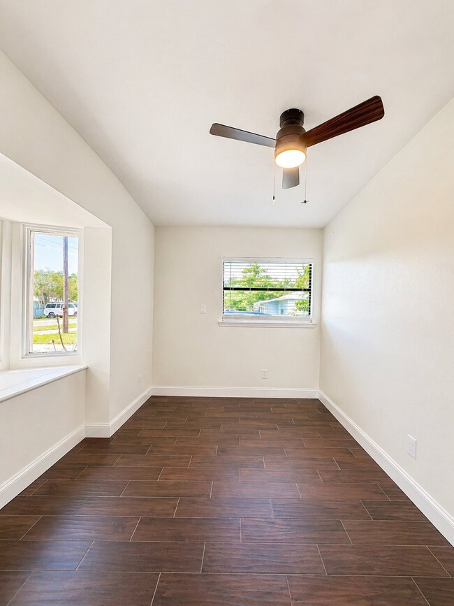 Foto del edificio - 7413 Matchett Rd