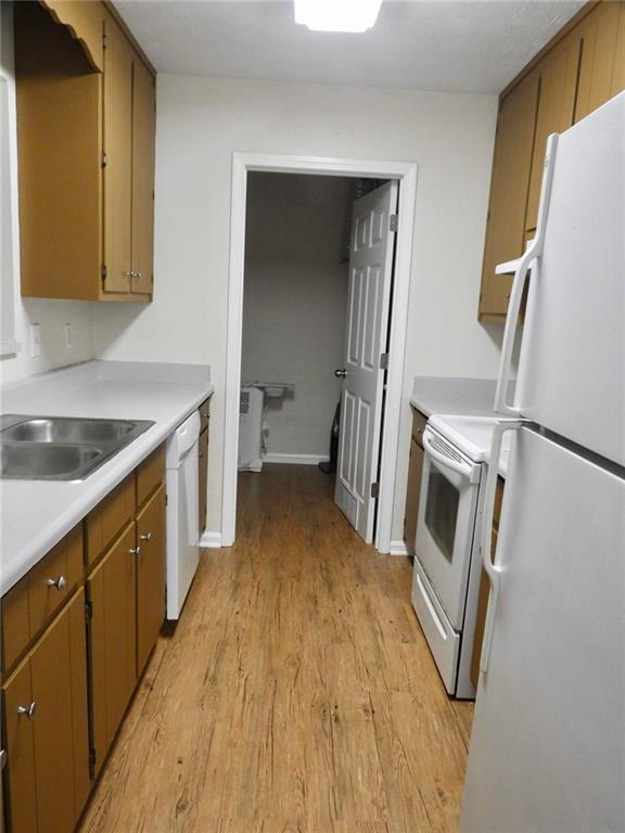 Foto del edificio - 5272 Ridge Forest Dr