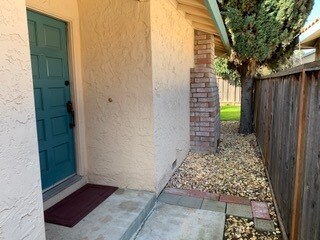 Entry - 372 Nature Dr