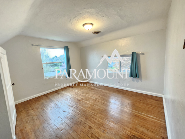 Foto del edificio - 5 Bedroom Corner Lot Home in Bremerton!