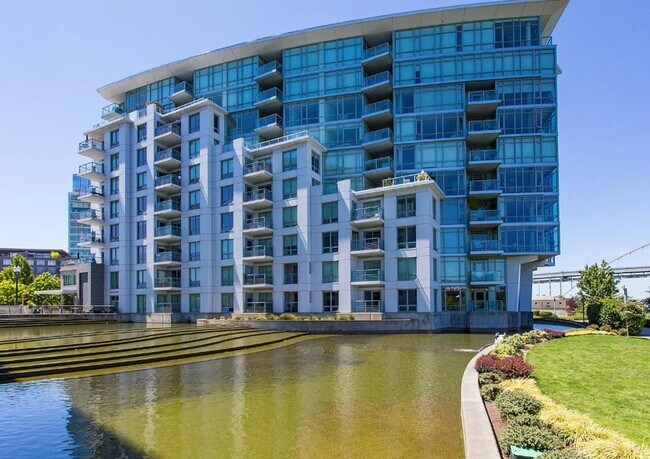 Foto del edificio - Rare luxurious 3 bedroom condo on the wate...