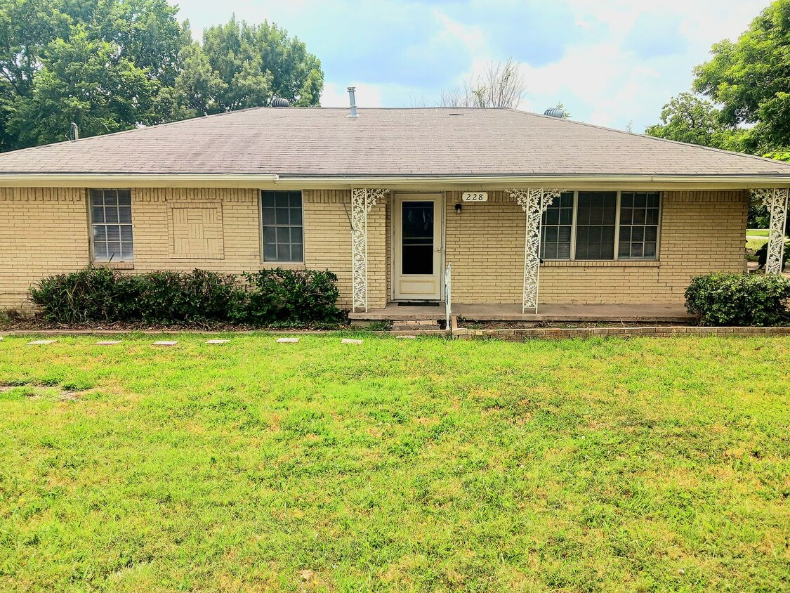 Primary Photo - LOVELY 3 Bedroom, 2 bathroom House w Firep...