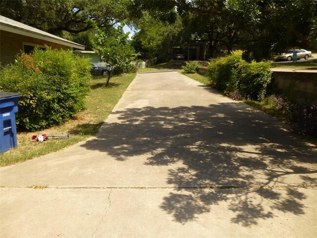 Building Photo - 3402 S Oak Dr
