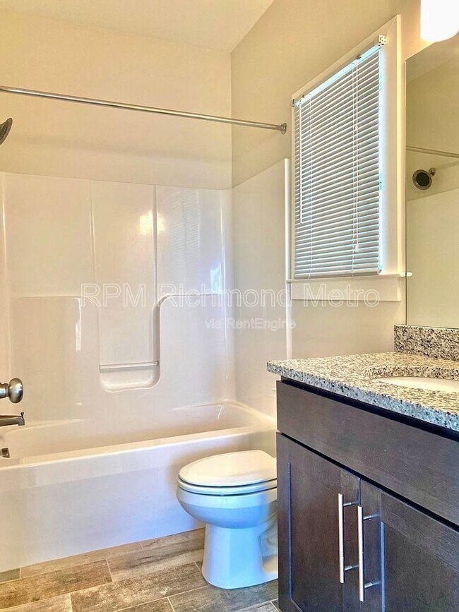 Foto del edificio - 311 W 13th St