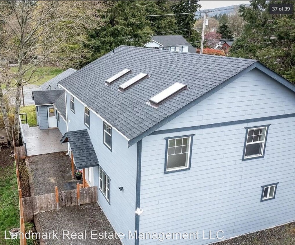 Primary Photo - 6 br, 3.5 bath House - 3538 Lakeway Drive