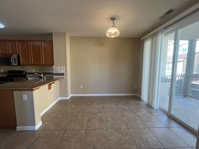 Building Photo - Spacious 3bed 2.5 bath available in Regency Park