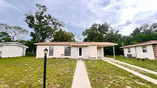 Foto del edificio - Lovely 2 Bedroom + Bonus Room, 1 Bathroom ...