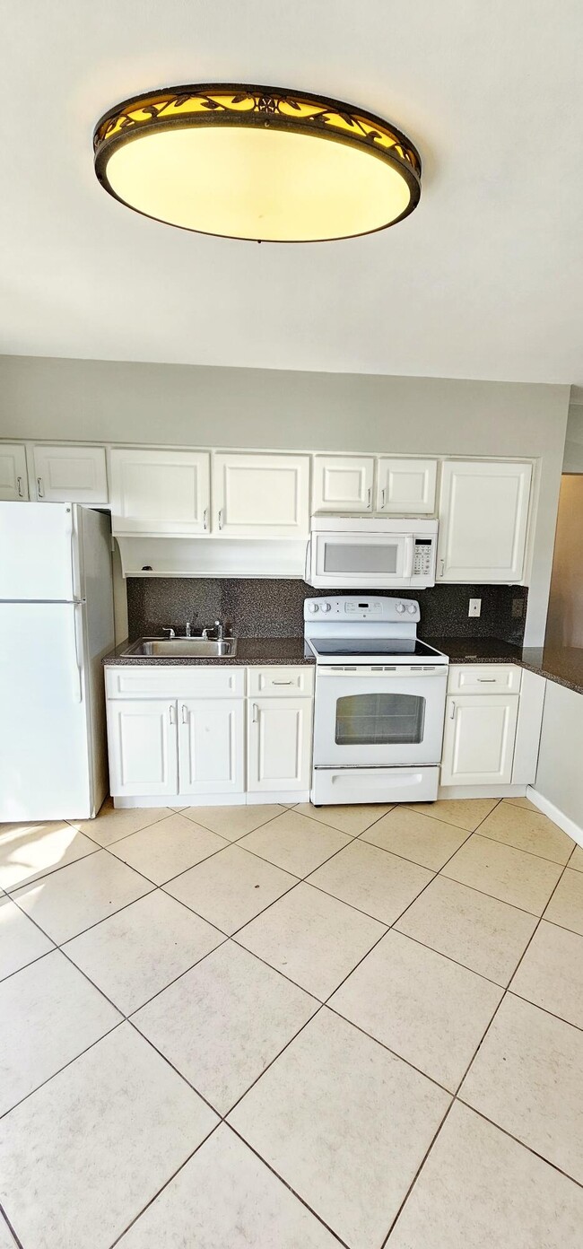 Building Photo - 8529 Sunset Dr