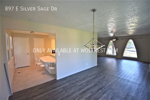 Foto del edificio - Gorgeous 5 Bedroom Sandy Home! No Deposit ...