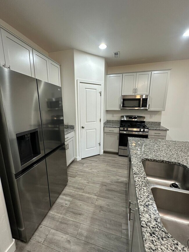 Foto del edificio - $800 Amazon Gift Card + 2 Weeks Rent Free! Beautiful 3 Bed 2.5 Bath Townhome in West Haven