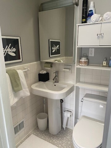 Baño - 3144 N St NW