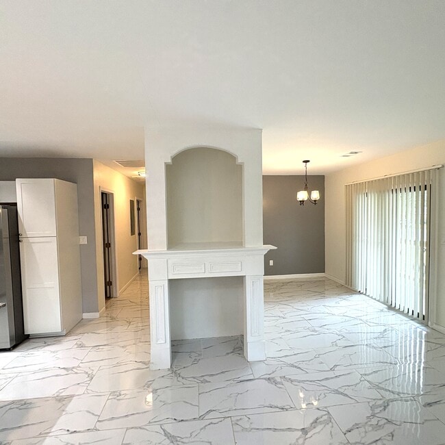 Building Photo - 825 Forest Lake Dr S