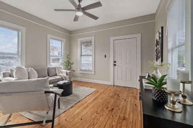 Foto del edificio - "Charming 2-Bedroom Bungalow in Tampa's Vibrant Heart – Cozy 796 Sq Ft Retreat!"