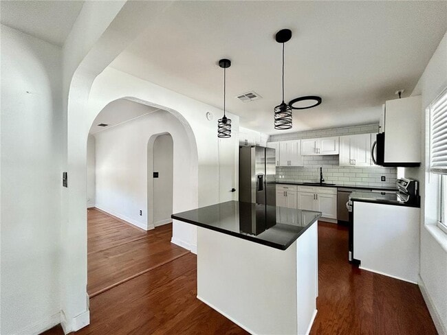 Building Photo - 5521 Gulfport Blvd S