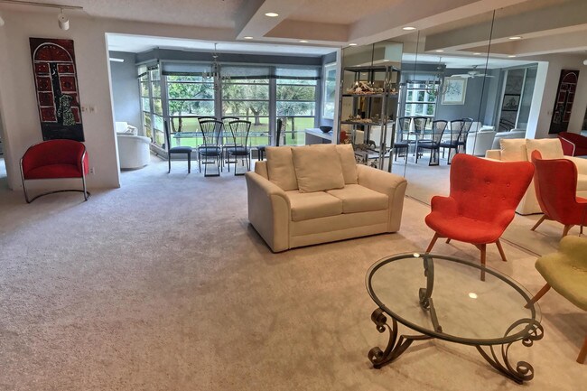 Foto del edificio - 3900 Oaks Clubhouse Dr