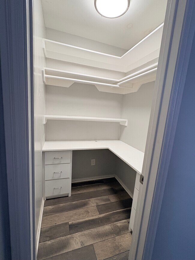 Armario del dormitorio 2 - 2921 W Iris Ave