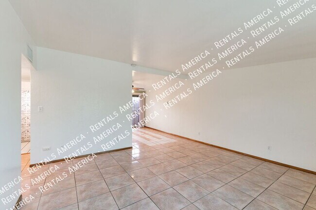 Foto del edificio - 803 E Holaway Dr