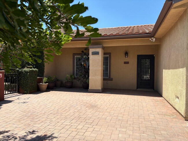 Foto del edificio - Spectacular-Remodeled 4-Bedroom Home with Pool, Spa, + 600 sqft Bonus Space in lovely Sylmar neig...