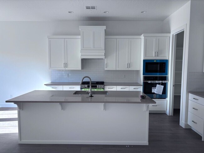 Foto del edificio - new single story 4 bed 3 bath with 3 car garage and community swimming pool