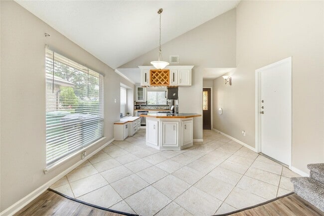 Building Photo - 5255 Beaverbrook Dr