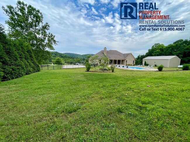 Building Photo - Stunning executive home on 6 acres in Thom...
