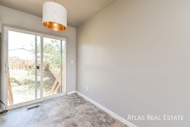 Building Photo - 4340 College View Dr