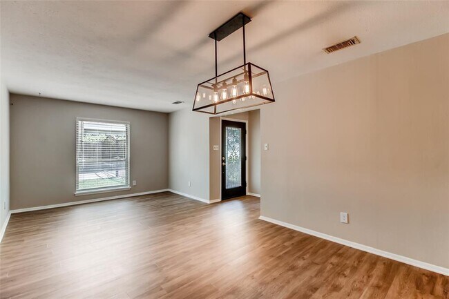 Building Photo - 1715 Park Hill Dr