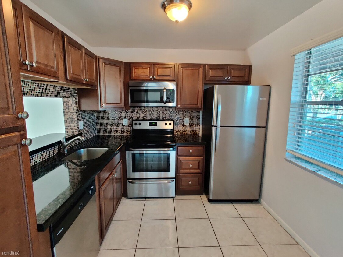Primary Photo - 8770 Royal Palm Blvd