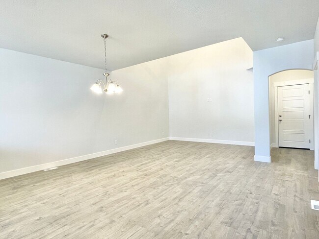 Building Photo - Beautiful Herriman Townhome at Mountain Ri...