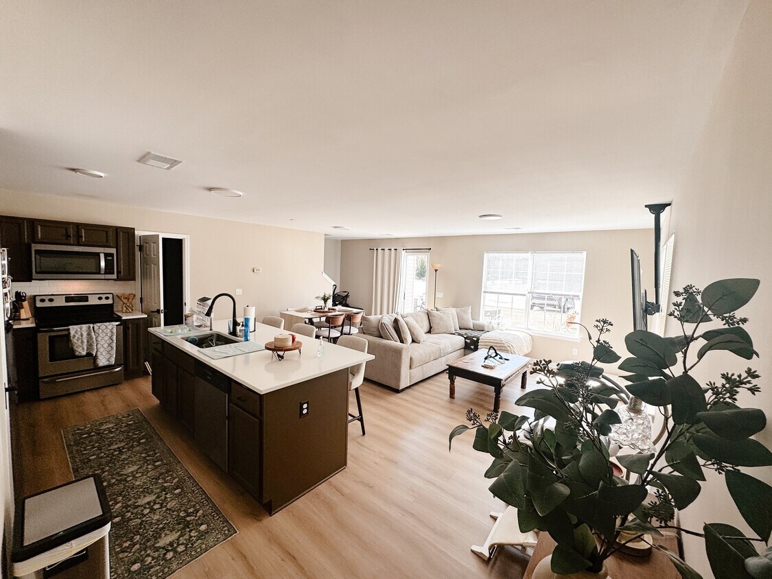 Foto del edificio - 215 Dillard Mill Dr