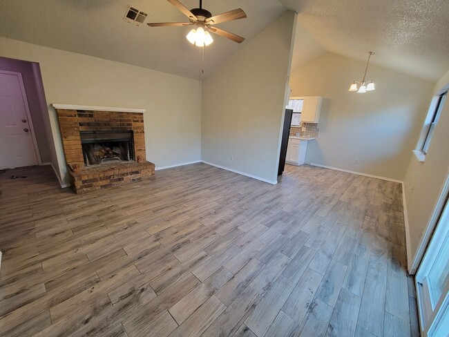 Building Photo - 3 bed 2 bath at a great price!