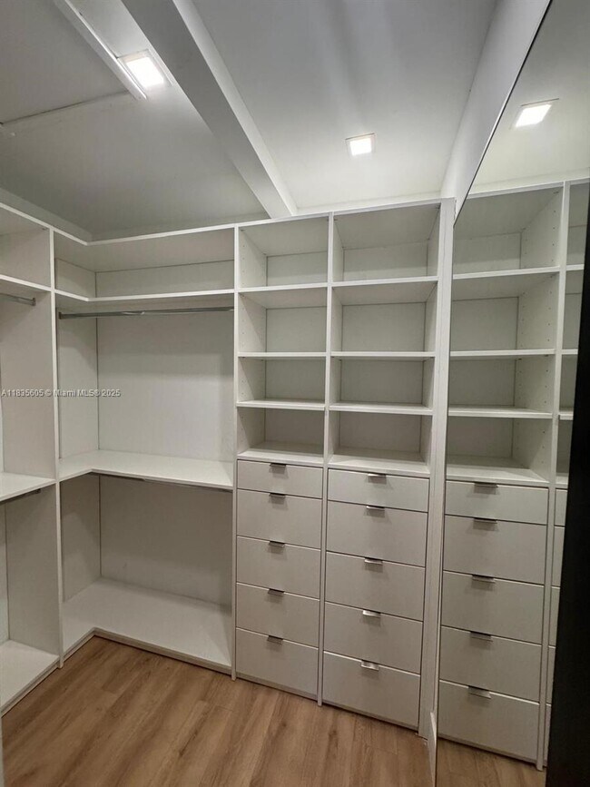 Foto del edificio - 365 Fairway Dr