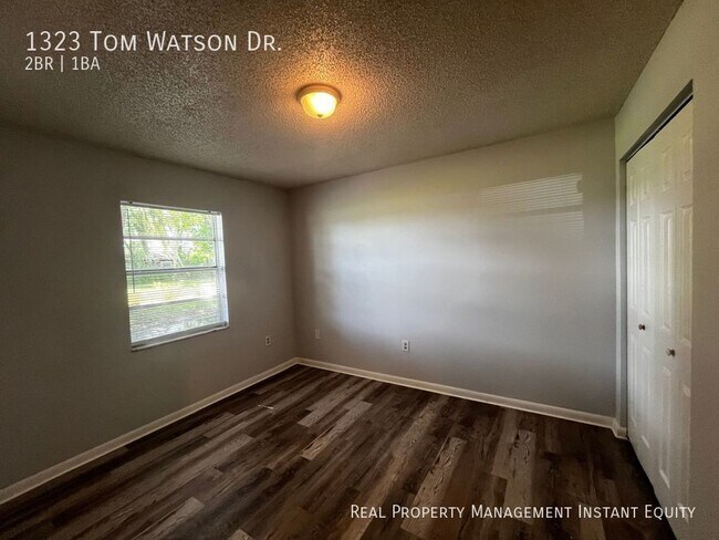 Foto del edificio - 1323 Tom Watson Rd