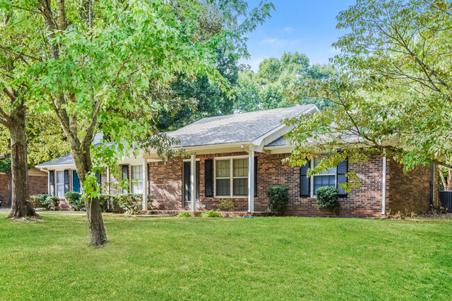 Building Photo - Wonderful 3 Bedroom Brick House