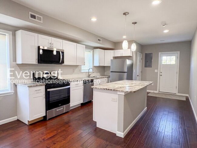 Building Photo - 3 Bed/1.5 Bath Townhome with fenced yard and deck/ Available Now!
