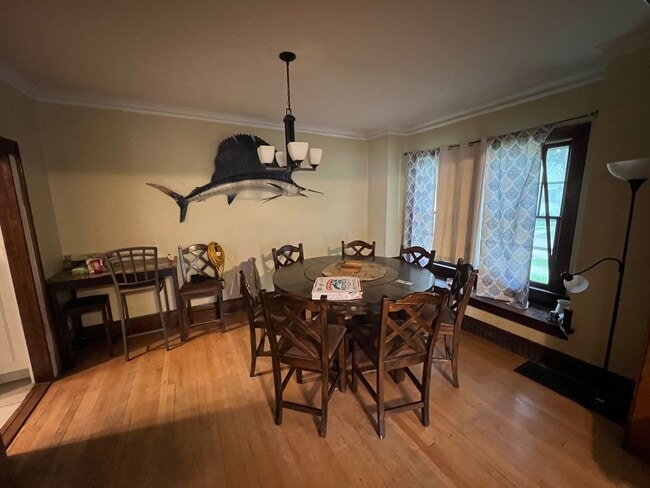 Building Photo - Spacious 5-Bedroom Home for Rent