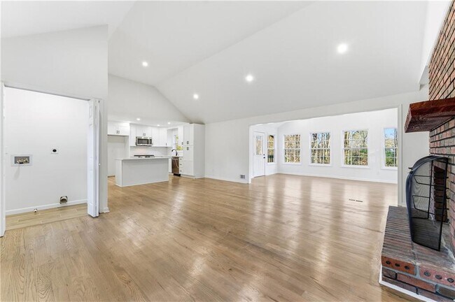 Foto del edificio - 1715 Crestline Dr NE