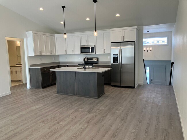 Foto del edificio - 4 Bed 3 Bath Twin Home