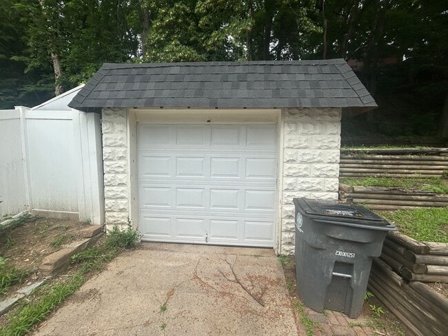 Building Photo - Three story East End home plus basement!