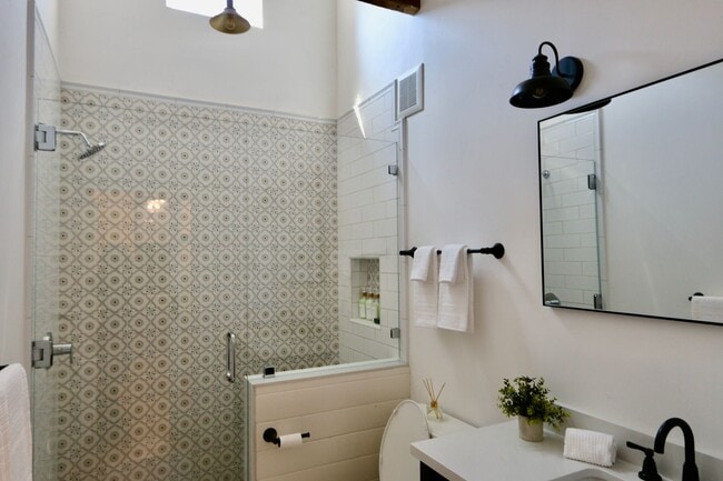 Building Photo - Great 2 bedroom 1.5 bath furnished farmhou...