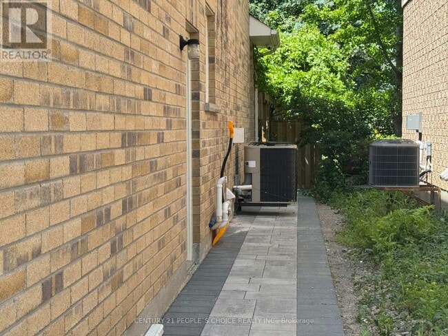 Building Photo - 452 Britannia Ave E