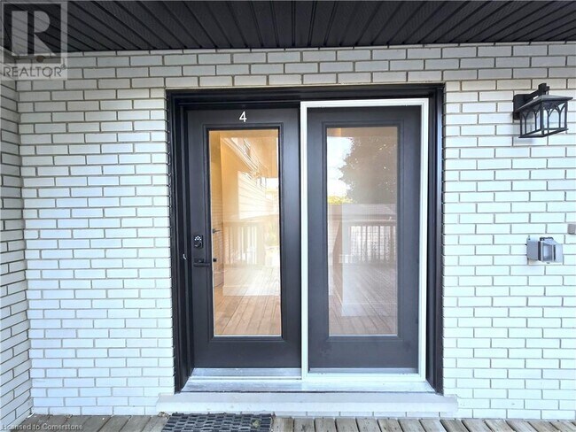 Building Photo - 404 Forest Hill Dr