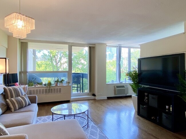 Foto del edificio - 1360 N Sandburg Terrace