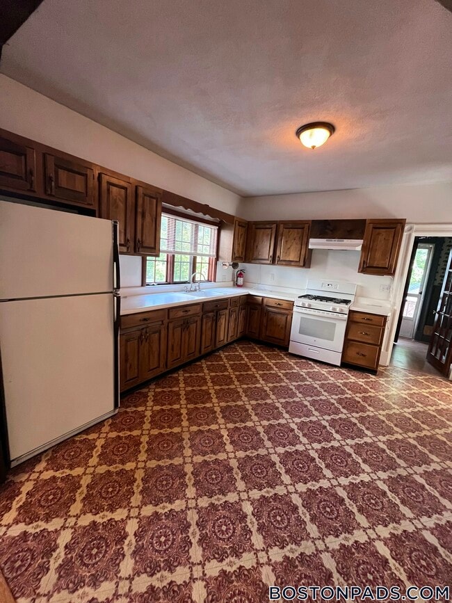 Foto del edificio - 186 Powder House Blvd