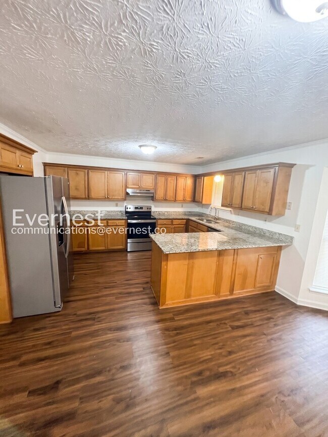 Foto del edificio - Spacious  Home with Deck, Patio, and Garage! / 3 Bed, 2 Bath / Available now!