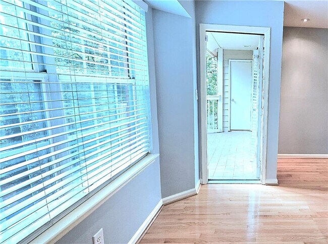 Foto del edificio - 2060 Chastain Park Ct NE