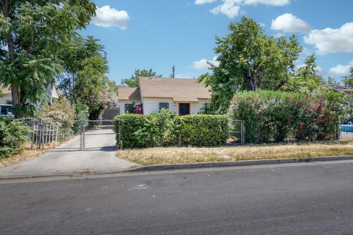 Primary Photo - 3518 E Clay Ave