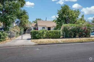 Building Photo - 3518 E Clay Ave
